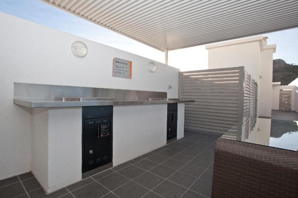 Central Holborn Apartments Townsville Oda fotoğraf